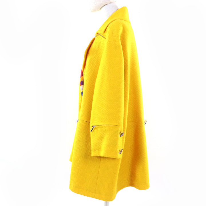 美品☆CHANEL シャネル P50353W05578 ウール100％ 裏地ロゴ総柄 クリスタルボタン ツイード コート イエロー 38 フランス製 レディース