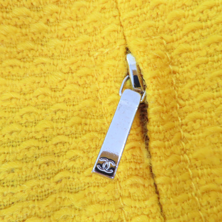 美品☆CHANEL シャネル P50353W05578 ウール100％ 裏地ロゴ総柄 クリスタルボタン ツイード コート イエロー 38 フランス製 レディース