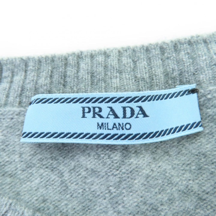 美品☆PRADA プラダ 2023年製 P24S1L バージンウール カシミヤ ロゴ入り 長袖 ニット グレー 36 イタリア製 正規品 レディース