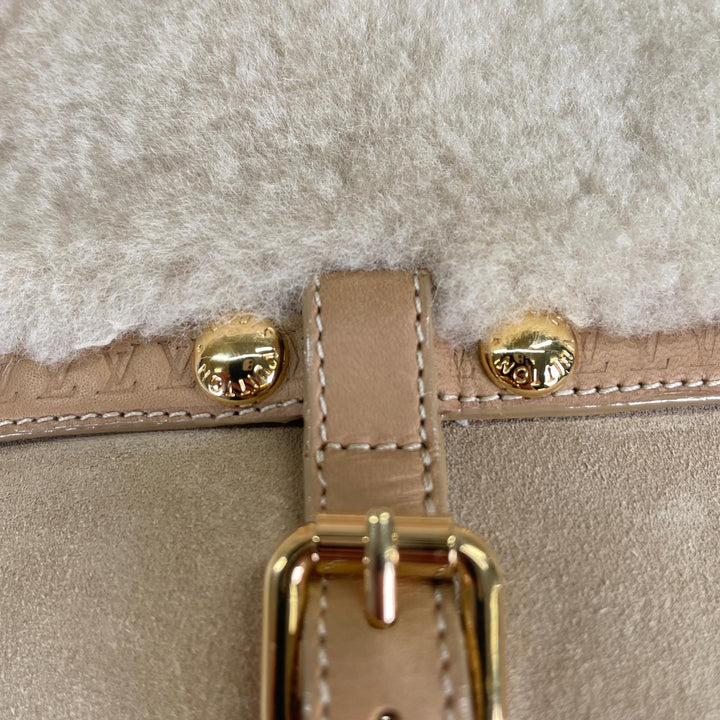 美品▲LOUIS VUITTON ルイヴィトン 2023年製 アスペンライン ムートン ベルトデザイン ショートブーツ ベージュ 37 伊製 レディース