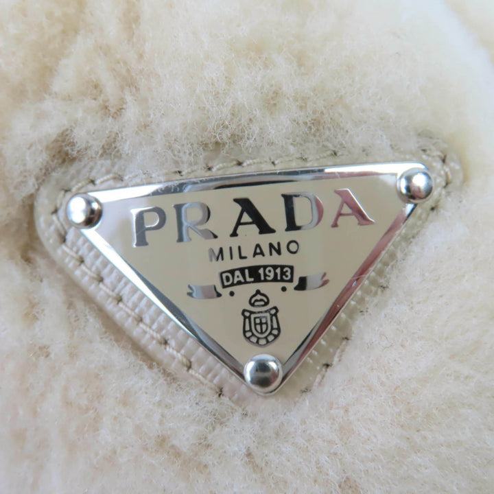 未使用品☆PRADA プラダ 1IF131 トライアングルロゴ 三角プレート ムートンファー シュシュ ヘアアクセサリー ベージュ レディース