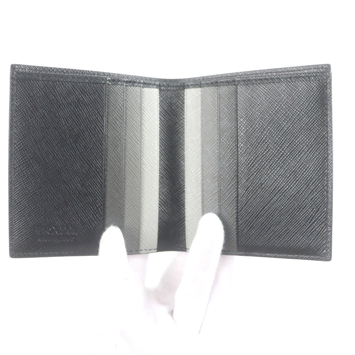 極美品□PRADA プラダ 2MO004 ロゴプレート サフィアーノ マルティック レザー 二つ折り カードケース 札入れ ネロ イタリア製 メンズ