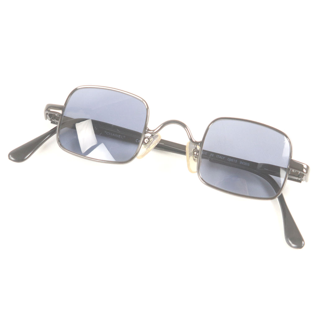 美品□CHANEL シャネル ヴィンテージ 09615 ロゴ入り スクエアフレーム アイウェア サングラス ガンメタリック 37□25 イタリア製