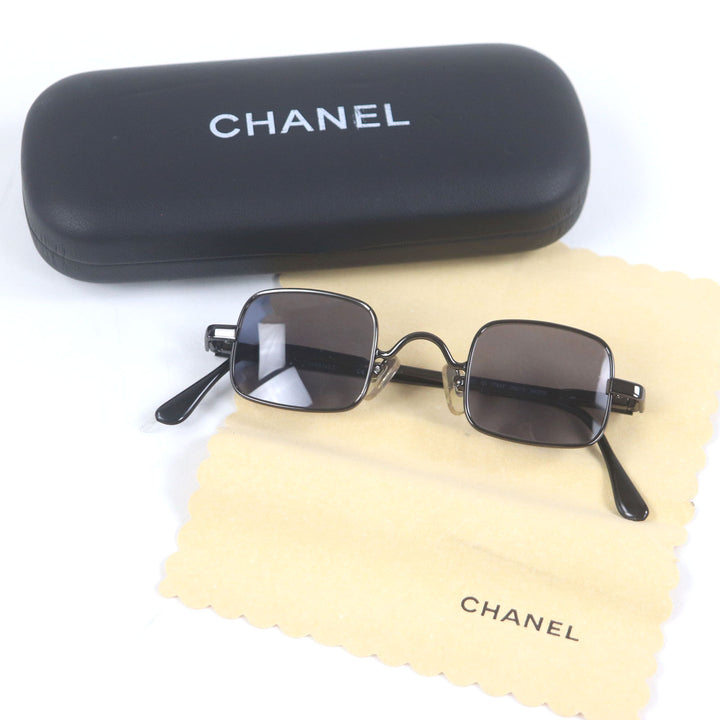美品□CHANEL シャネル ヴィンテージ 09615 ロゴ入り スクエアフレーム アイウェア サングラス ガンメタリック 37□25 イタリア製