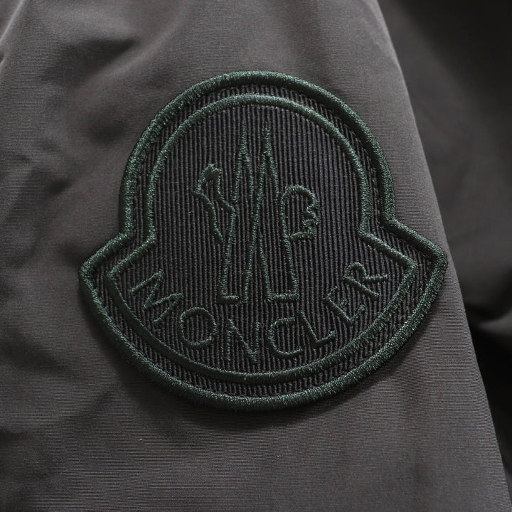 美品★MONCLER モンクレール 20-21AW IRUS フード・デカロゴワッペン付 裾フリル 比翼仕立て ダウンジャケット カーキ 00 正規品