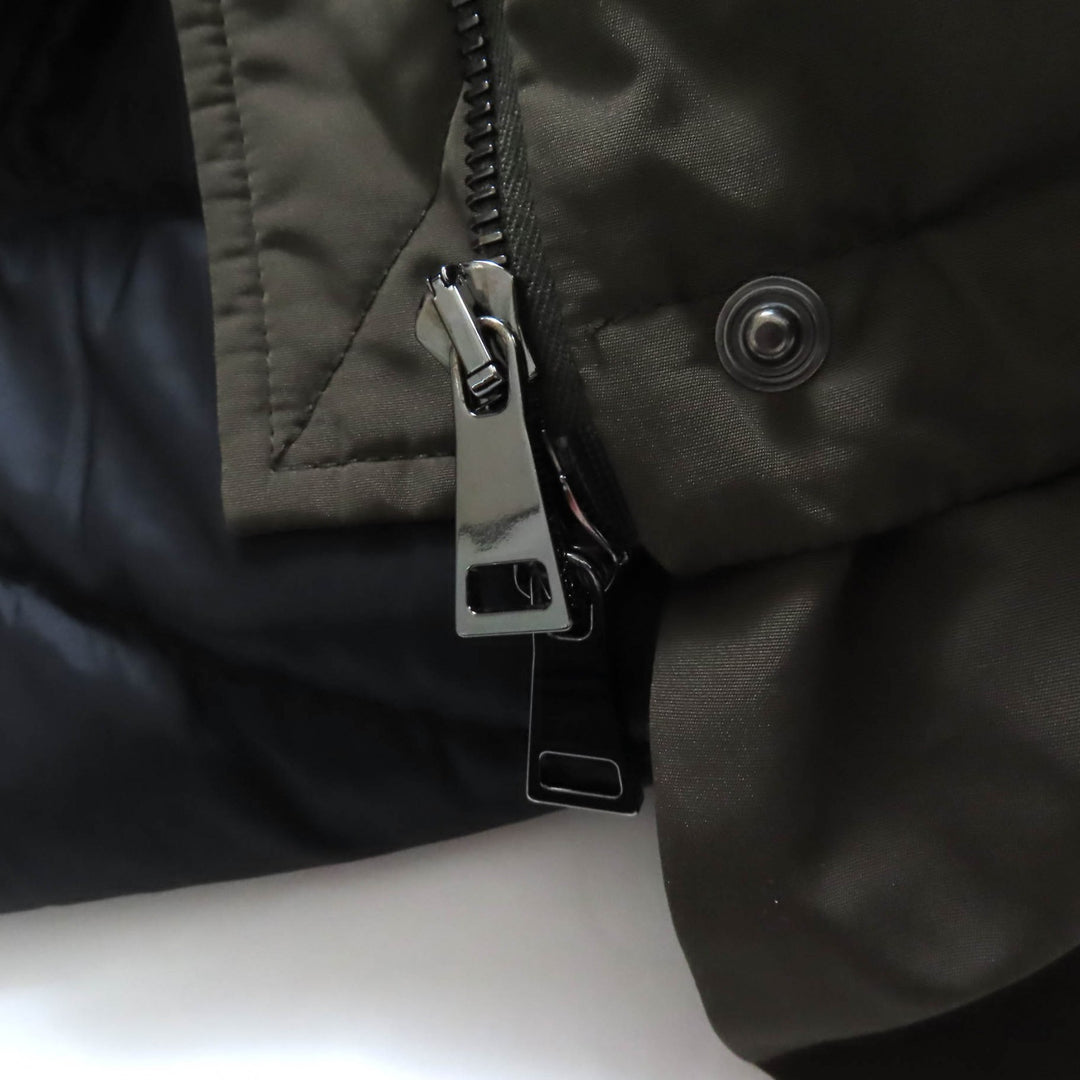 美品★MONCLER モンクレール 20-21AW IRUS フード・デカロゴワッペン付 裾フリル 比翼仕立て ダウンジャケット カーキ 00 正規品