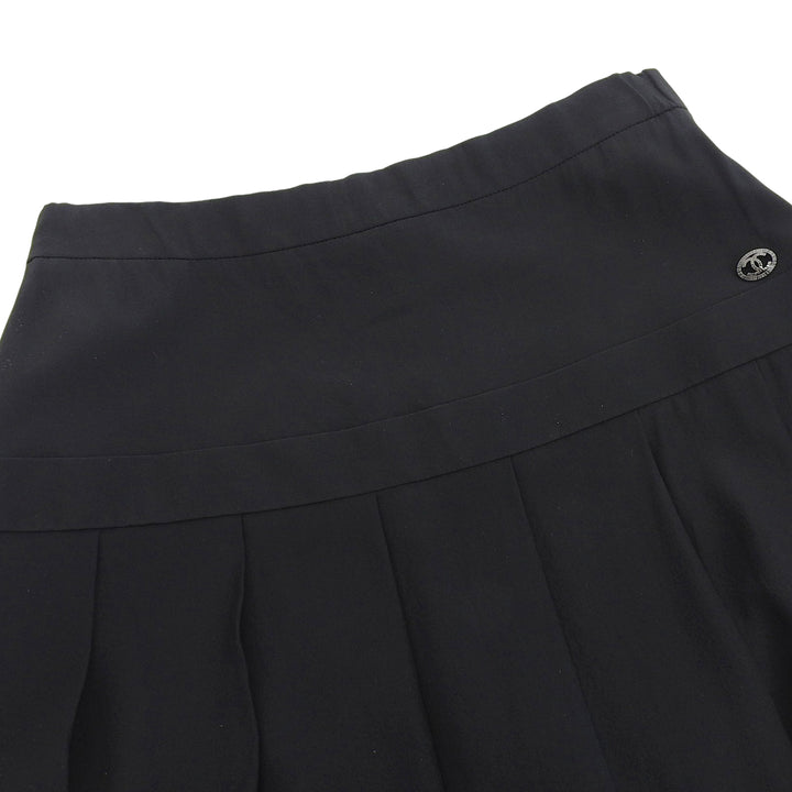 美品▲CHANEL シャネル P46684 シルク100％ ココマークパーツ付き ひざ丈 プリーツスカート ブラック 38 フランス製 正規品 レディース