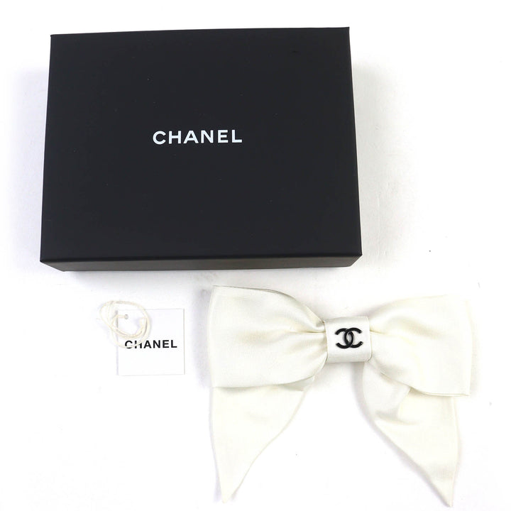 極美品△CHANEL シャネル 24P シルク100％ ココマーク リボン バレッタ 髪留め ヘアアクセサリー オフホワイト ブラック 箱付 レディース