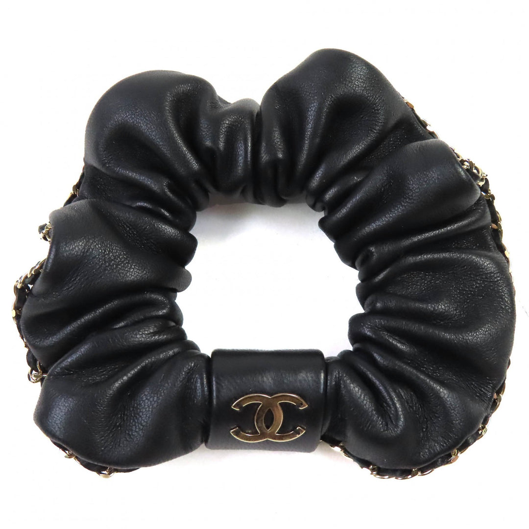 美品△CHANEL シャネル A22 ココマーク・チェーン付き レザー シュシュ 髪留め ヘアアクセサリー ブラック ゴールド金具 フランス製