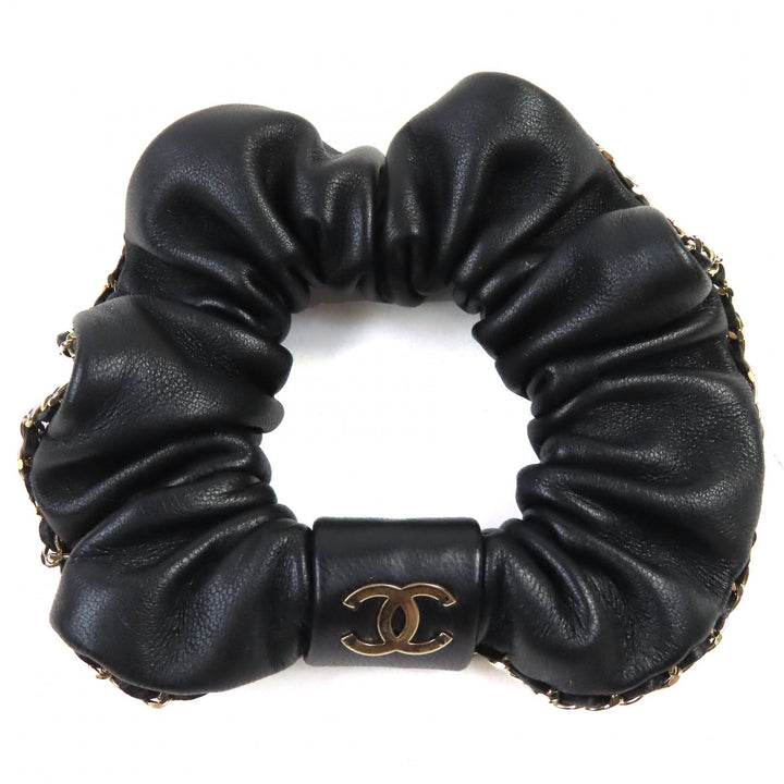 美品△CHANEL シャネル A22 ココマーク・チェーン付き レザー シュシュ 髪留め ヘアアクセサリー ブラック ゴールド金具 フランス製