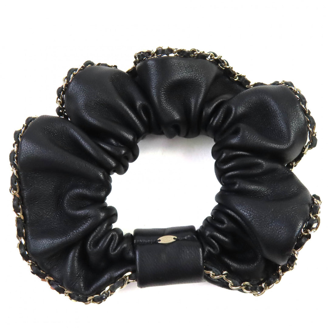 美品△CHANEL シャネル A22 ココマーク・チェーン付き レザー シュシュ 髪留め ヘアアクセサリー ブラック ゴールド金具 フランス製