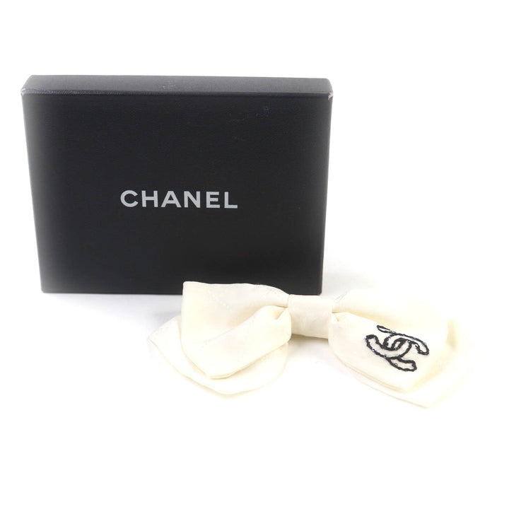 美品★CHANEL シャネル 25C AAA730 2025クルーズ シルク スパンコール付ココマーク刺繍入 リボン バレッタ ヘアアクセサリー ホワイト