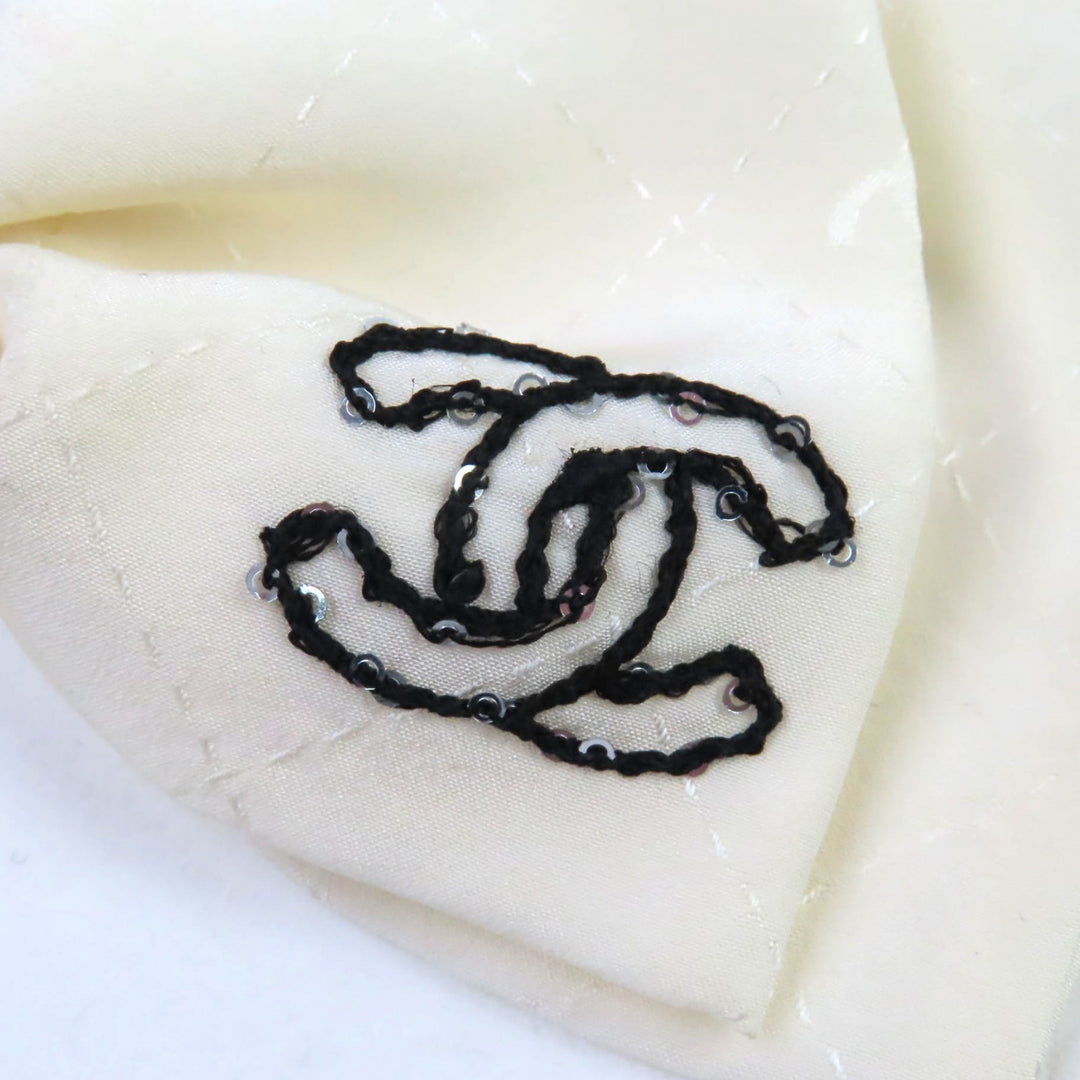 美品★CHANEL シャネル 25C AAA730 2025クルーズ シルク スパンコール付ココマーク刺繍入 リボン バレッタ ヘアアクセサリー ホワイト