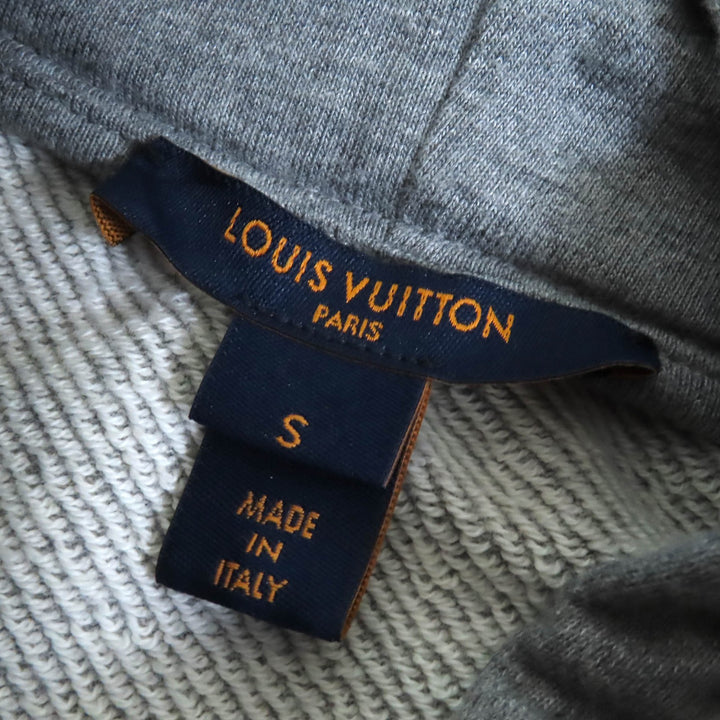極美品△LOUIS VUITTON ルイヴィトン 23SS 1AAOLZ LVフライトモード クロップド フーディー パーカーロゴチェーン グレー S 伊製 正規品