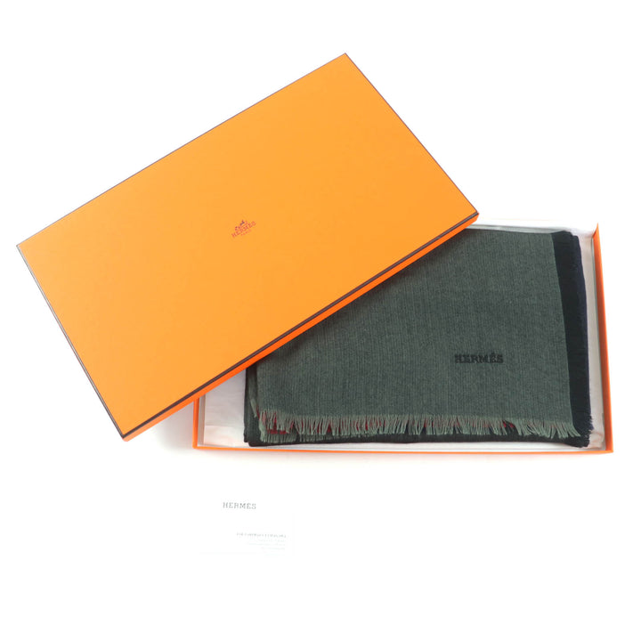 未使用品★HERMES エルメス H583697 カレ120 カシミヤ シルク混 ROUGE/MARINE/KAKI ロゴ刺繍入り フリンジ付 大判 ストール 箱付