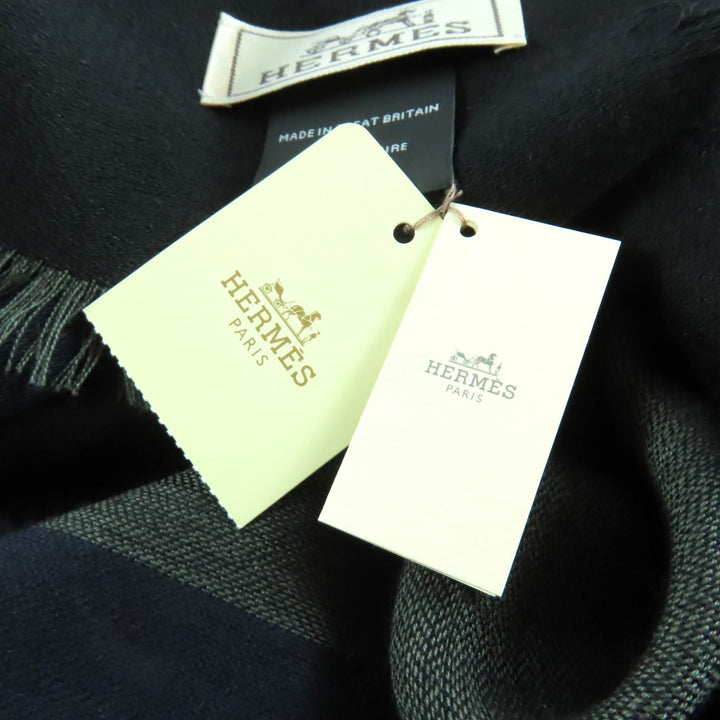 未使用品★HERMES エルメス H583697 カレ120 カシミヤ シルク混 ROUGE/MARINE/KAKI ロゴ刺繍入り フリンジ付 大判 ストール 箱付