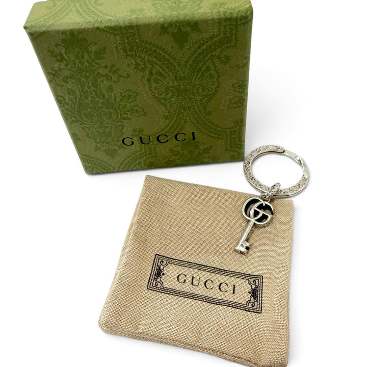 美品□GUCCI グッチ 627765 AG925 アラベスク ダブルG キーモチーフ バッグチャーム キーホルダー シルバー イタリア製 重量16.7g メンズ