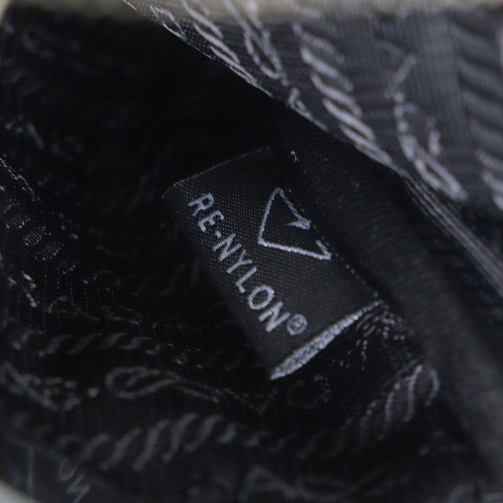 極美品▼PRADA プラダ 2ZH194 サフィアーノレザー ReNylon トライアングルロゴ スマートフォンケース ボディバッグ メンズ 定価242000円