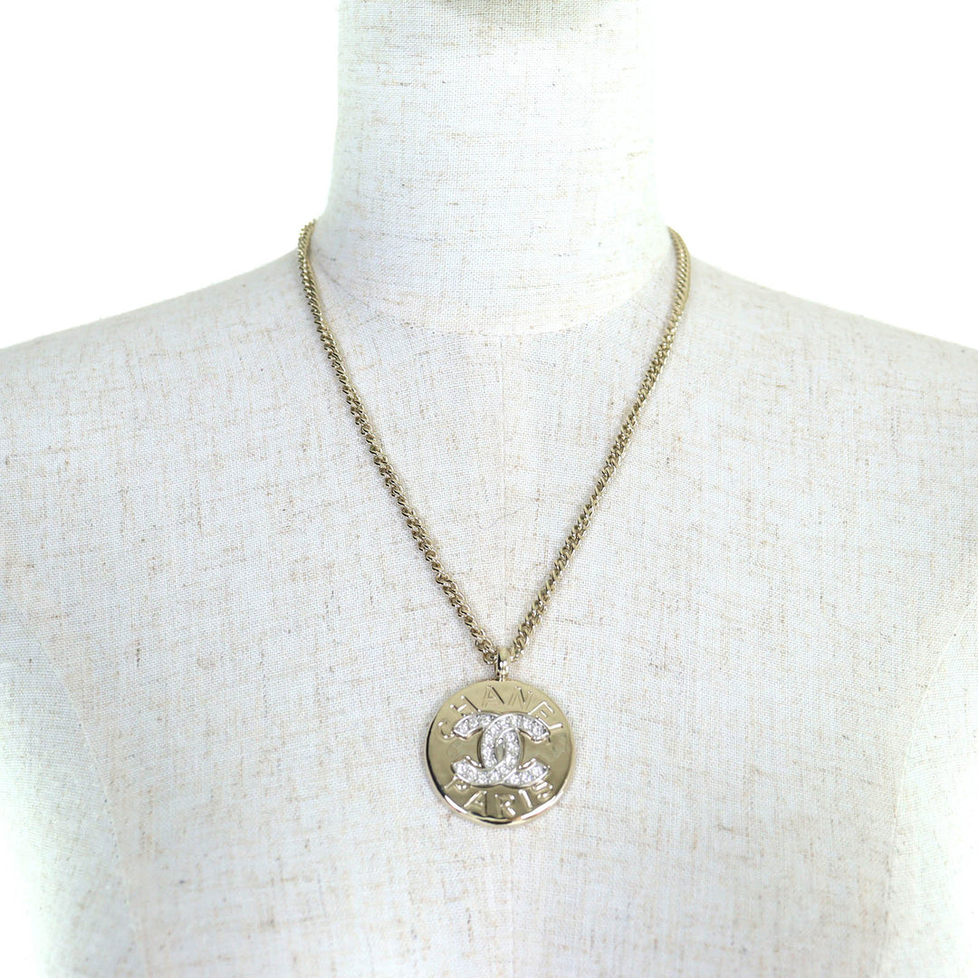未使用品△CHANEL シャネル B25A ココマークラインストーン ロゴ メダルトップ ペンダント ネックレス ゴールド 箱・保存袋付き 伊製