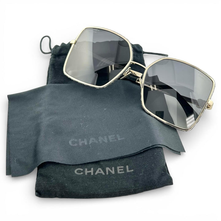 美品▲CHANEL シャネル 4288-Q 現行品 スクエアシェイプ サングラス ブラック ゴールド デニム レザー 57□17 140 定価101200円