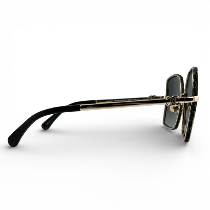 美品▲CHANEL シャネル 4288-Q 現行品 スクエアシェイプ サングラス ブラック ゴールド デニム レザー 57□17 140 定価101200円
