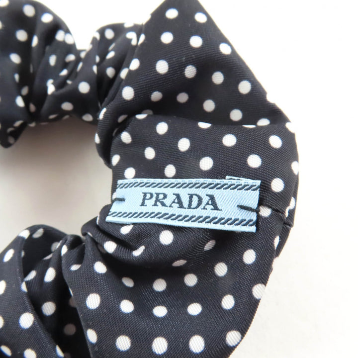 極美品★PRADA プラダ 1IF015 シュシュ ブラック ドット トライアングルロゴ プリントRe-Nylon ヘアアクセサリー 黒 白 箱付