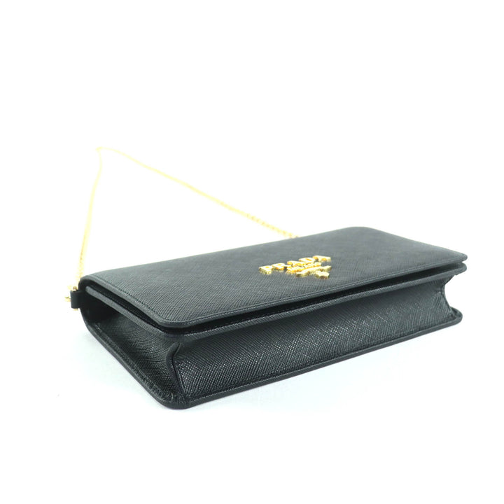 極美品★PRADA プラダ 1BP053 サフィアーノレザー ミニバッグ トライアングルチェーン付 ショルダーバッグ ブラック 伊製 定価374000円