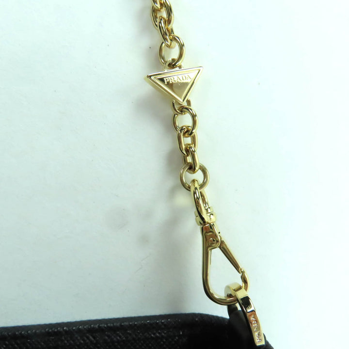 極美品★PRADA プラダ 1BP053 サフィアーノレザー ミニバッグ トライアングルチェーン付 ショルダーバッグ ブラック 伊製 定価374000円