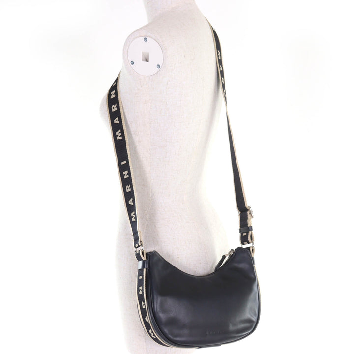 美品◇MARNI マルニ SBMP0128U0 ロゴストラップ ベイバッグ 斜め掛け レザー ショルダーバッグ ブラック 保存袋付 イタリア製 レディース
