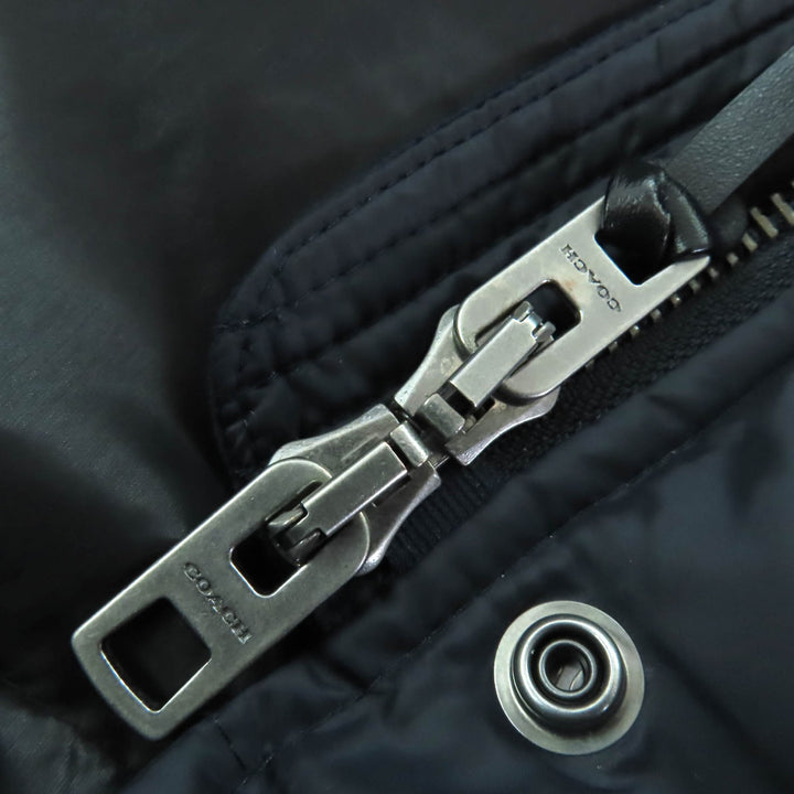 美品◇COACH コーチ ムートンファー・フード付き ロゴボタン 袖レザーワッペン ロングダウンコート ブラック S 正規品 レディース