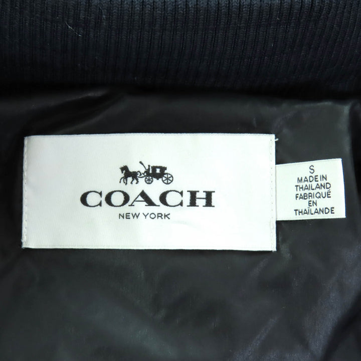 美品◇COACH コーチ ムートンファー・フード付き ロゴボタン 袖レザーワッペン ロングダウンコート ブラック S 正規品 レディース