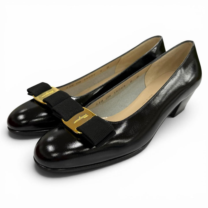 未使用品★Salvatore Ferragamo サルヴァトーレフェラガモ ヴァラ ロゴ金具 リボン付 レザー パンプス ブラック 6 イタリア製 箱付き