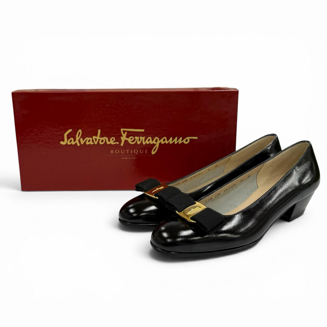 未使用品★Salvatore Ferragamo サルヴァトーレフェラガモ ヴァラ ロゴ金具 リボン付 レザー パンプス ブラック 6 イタリア製 箱付き