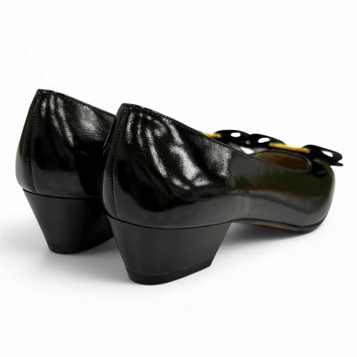 未使用品★Salvatore Ferragamo サルヴァトーレフェラガモ ヴァラ ロゴ金具 リボン付 レザー パンプス ブラック 6 イタリア製 箱付き
