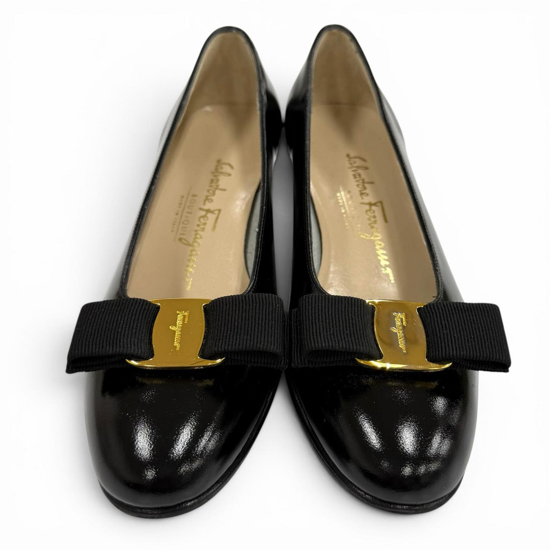 未使用品★Salvatore Ferragamo サルヴァトーレフェラガモ ヴァラ ロゴ金具 リボン付 レザー パンプス ブラック 6 イタリア製 箱付き