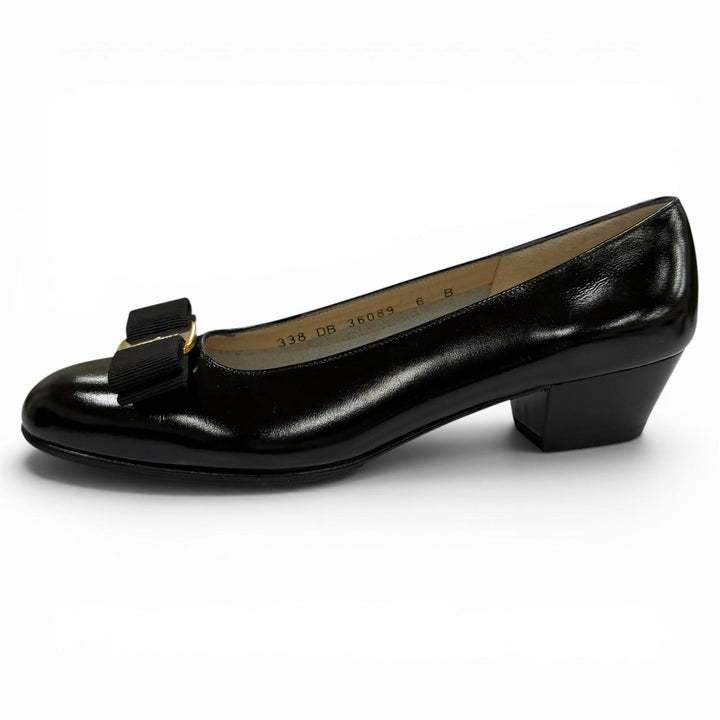 未使用品★Salvatore Ferragamo サルヴァトーレフェラガモ ヴァラ ロゴ金具 リボン付 レザー パンプス ブラック 6 イタリア製 箱付き