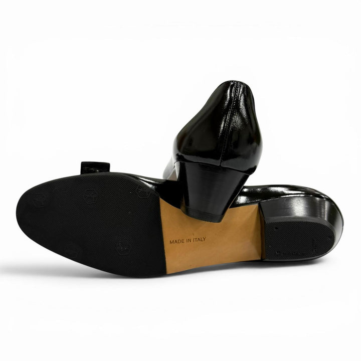 未使用品★Salvatore Ferragamo サルヴァトーレフェラガモ ヴァラ ロゴ金具 リボン付 レザー パンプス ブラック 6 イタリア製 箱付き