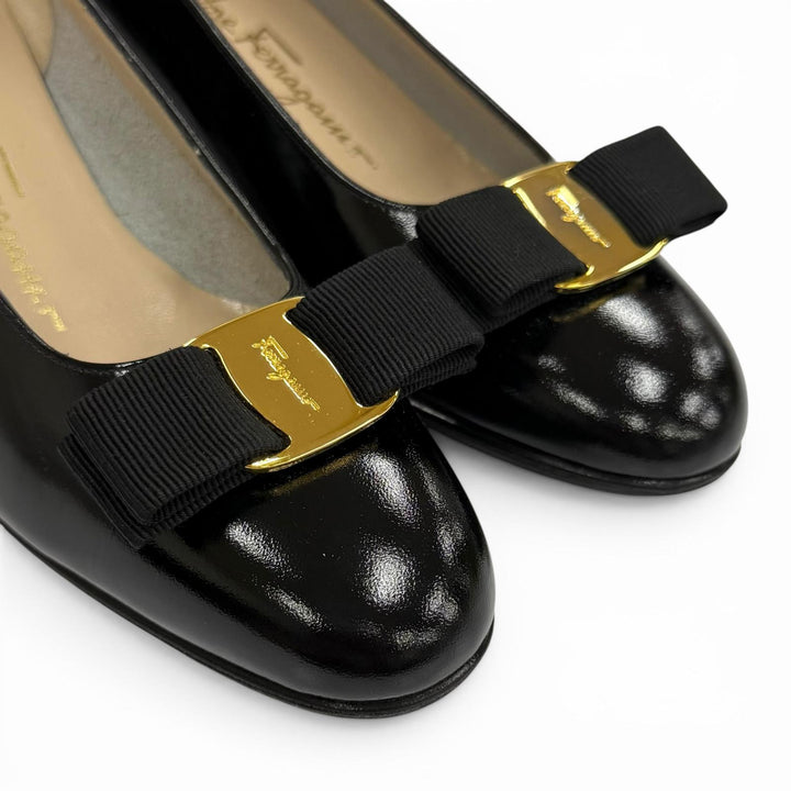 未使用品★Salvatore Ferragamo サルヴァトーレフェラガモ ヴァラ ロゴ金具 リボン付 レザー パンプス ブラック 6 イタリア製 箱付き