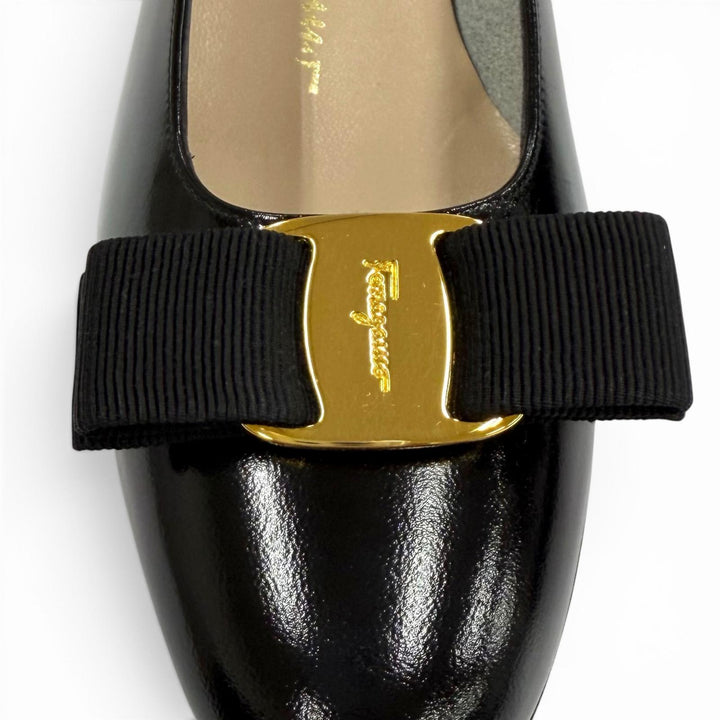 未使用品★Salvatore Ferragamo サルヴァトーレフェラガモ ヴァラ ロゴ金具 リボン付 レザー パンプス ブラック 6 イタリア製 箱付き