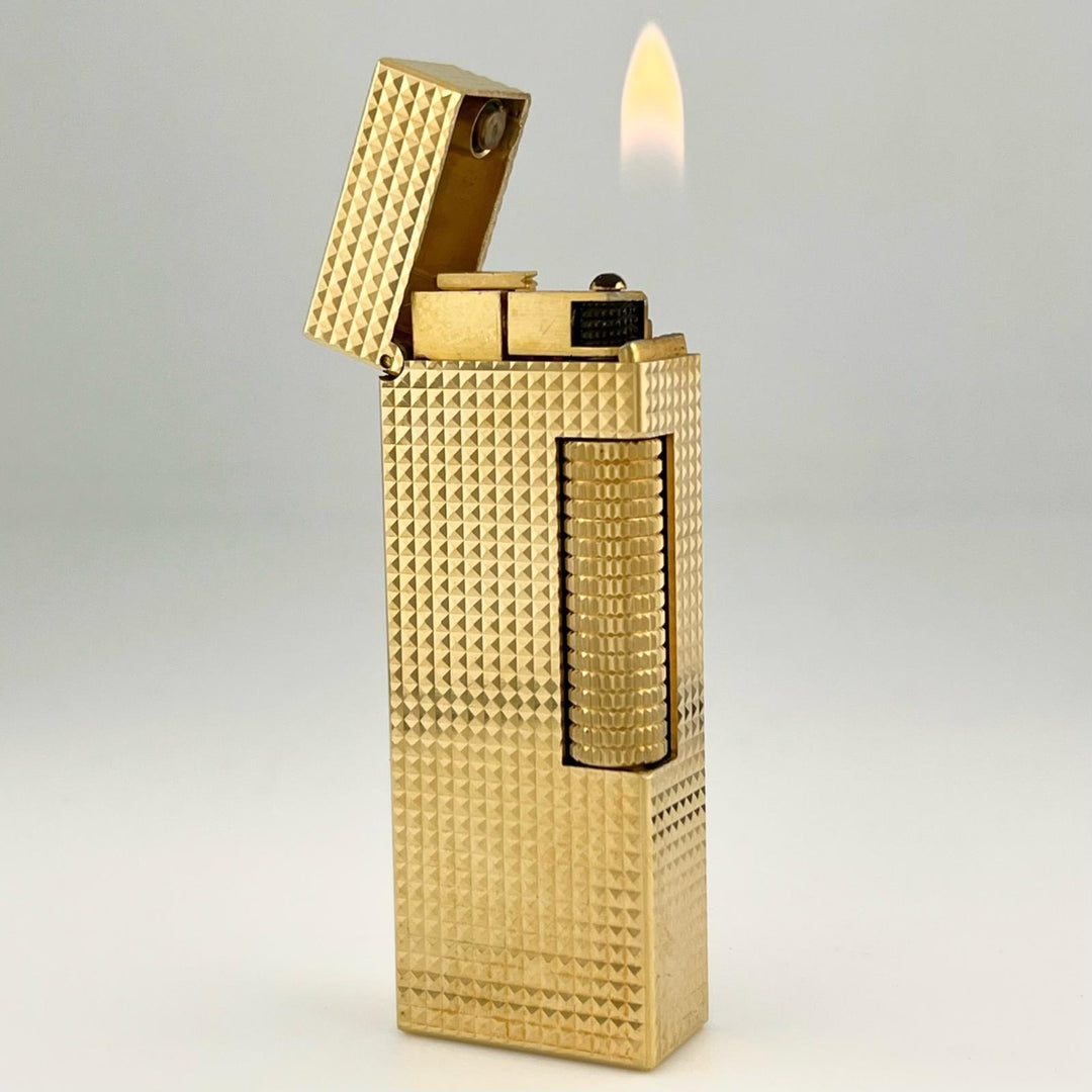 美品▲Dunhill ダンヒル スクエア ダイヤモンド柄 ローラー式 喫煙具 ガス ライター ゴールド ケース付き スイス製 メンズ 着火確認済み