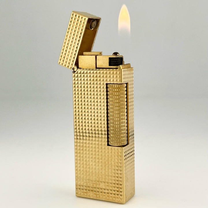 美品▲Dunhill ダンヒル スクエア ダイヤモンド柄 ローラー式 喫煙具 ガス ライター ゴールド ケース付き スイス製 メンズ 着火確認済み