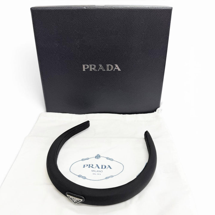 美品△PRADA プラダ 1IH020 トライアングルロゴ Re-Nyron カチューシャ ヘアアクセサリー ヘアバンド ブラック レディース 箱・保存袋付