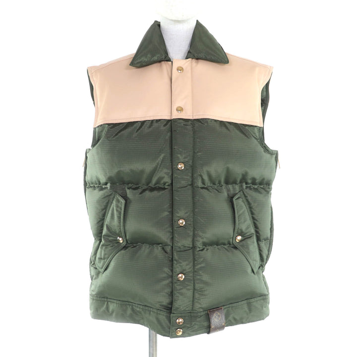 未使用品★LOUIS VUITTON ルイヴィトン 23AW ロゴボタン付 モノグラム ヨークラムレザー ダウンベスト カーキ 38 ハンガー付 正規品