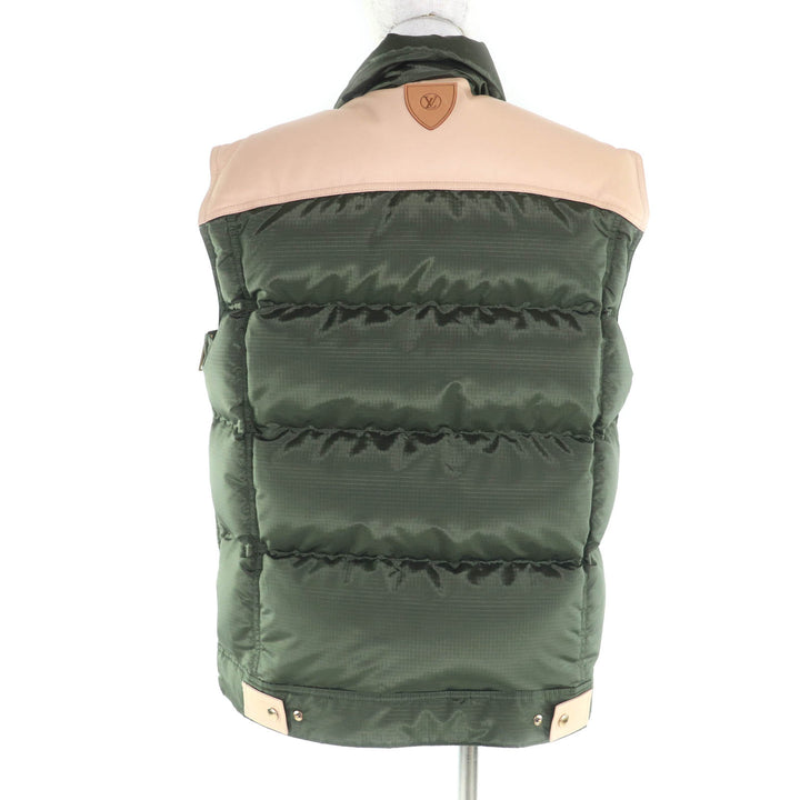 未使用品★LOUIS VUITTON ルイヴィトン 23AW ロゴボタン付 モノグラム ヨークラムレザー ダウンベスト カーキ 38 ハンガー付 正規品