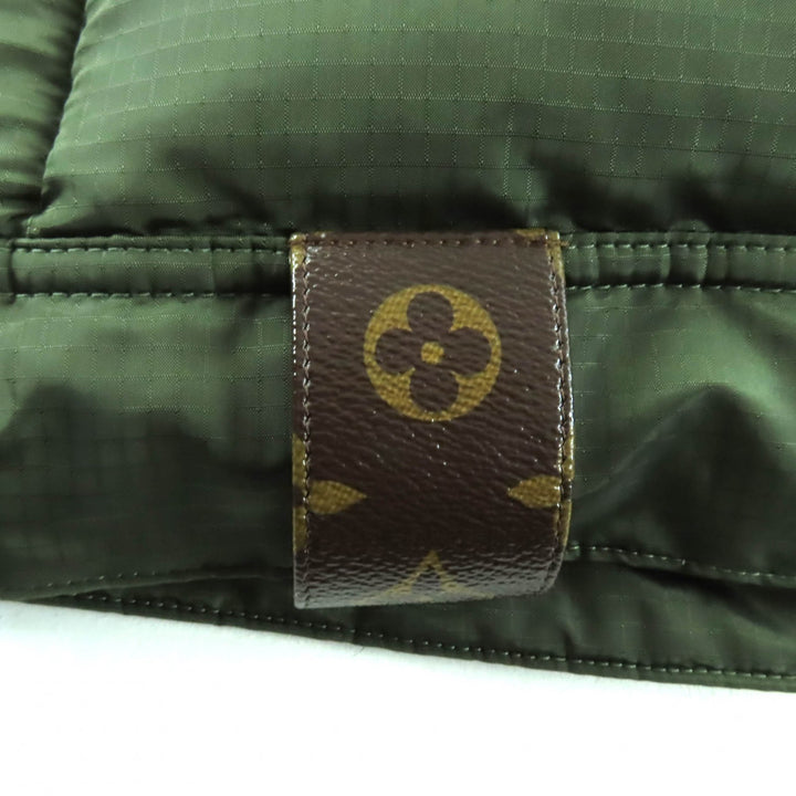 未使用品★LOUIS VUITTON ルイヴィトン 23AW ロゴボタン付 モノグラム ヨークラムレザー ダウンベスト カーキ 38 ハンガー付 正規品