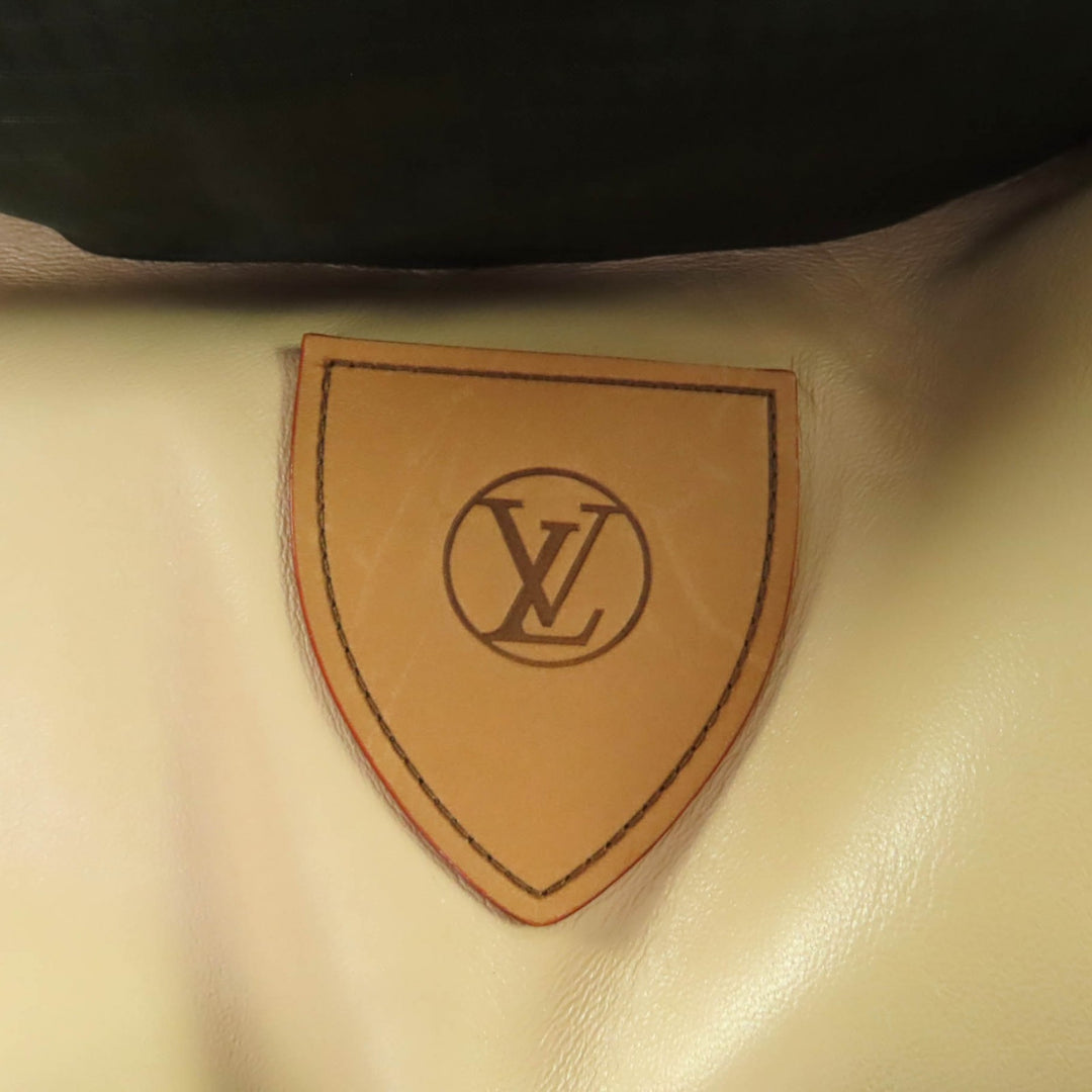 未使用品★LOUIS VUITTON ルイヴィトン 23AW ロゴボタン付 モノグラム ヨークラムレザー ダウンベスト カーキ 38 ハンガー付 正規品