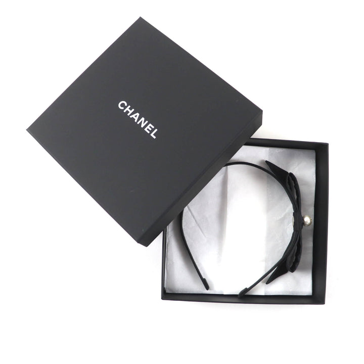 極美品★CHANEL シャネル 25P AAA845 ココマーク フェイクパール付 リボン カチューシャ ヘアアクセサリー ブラック ゴールド金具 箱付き