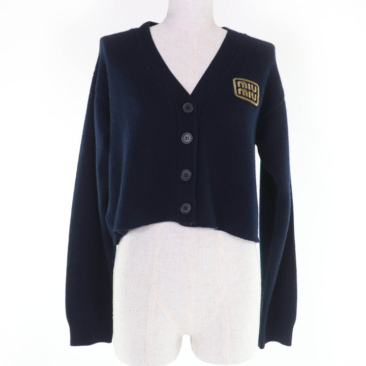 極美品☆MIUMIU ミュウミュウ 2023年製 MMF865 カシミヤ100％ ロゴワッペン クロップド 長袖ニット カーディガン ネイビー 36 正規品