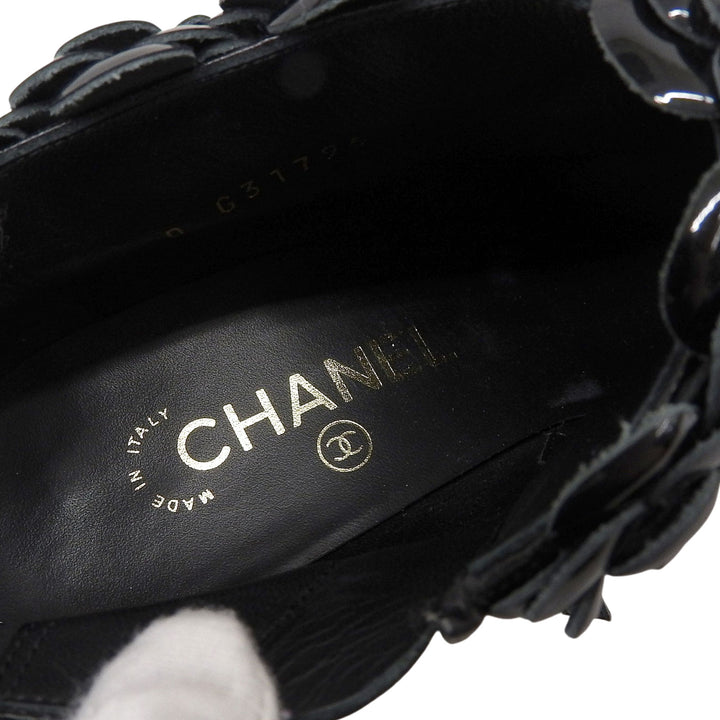美品▲CHANEL シャネル G31795 ココマーク金具付 カメリア装飾 パテント使い レザーアンクルブーツ ブラック 38.5 イタリア製 レディース