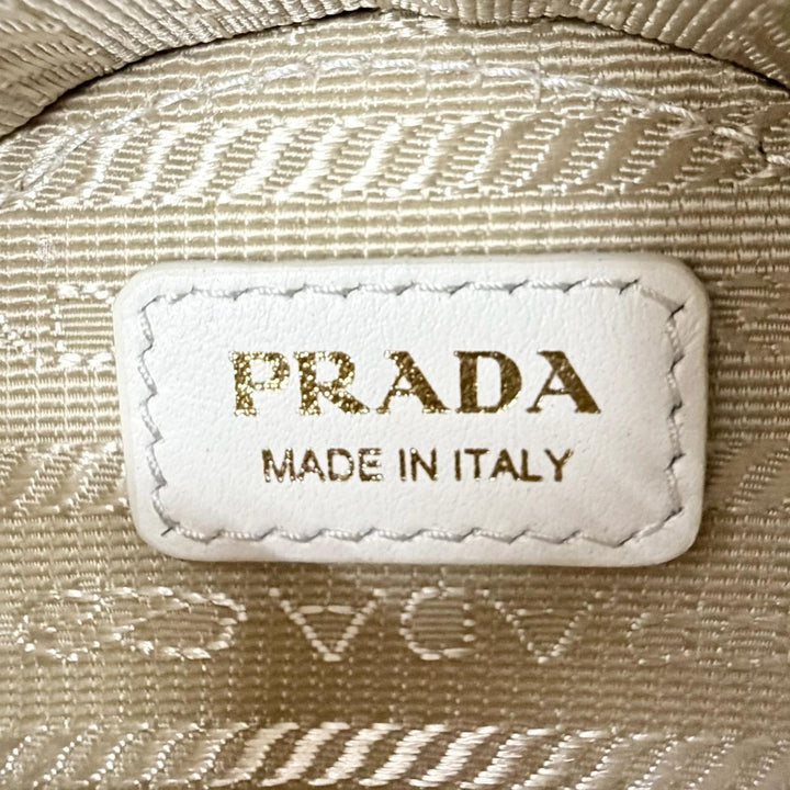 美品△PRADA プラダ 1NR023 サフィアーノレザー トライアングルロゴ チェーンショルダー ラウンド ミニ ポーチ ホワイト ゴールド金具